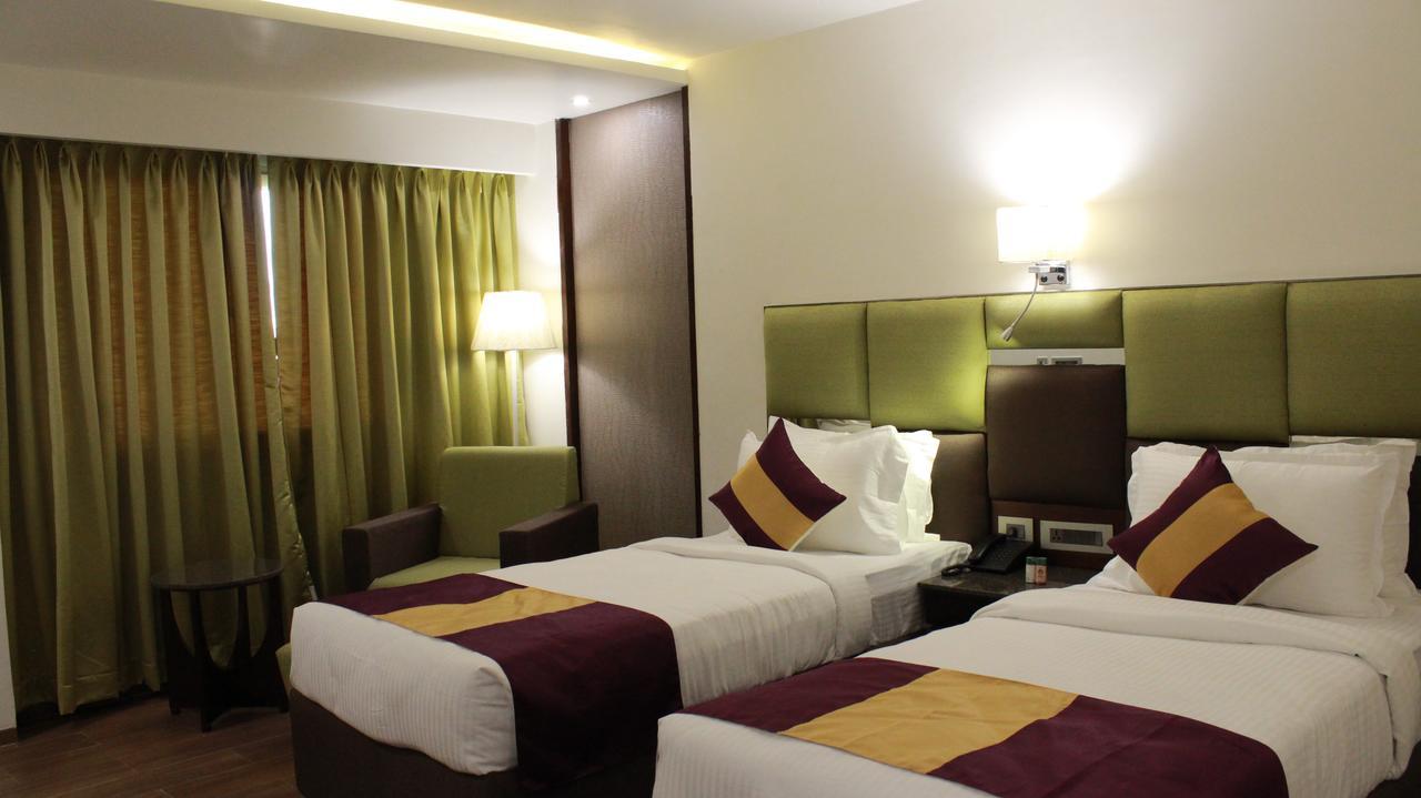 Hotel Ajantha Evergreen Vijayawāda Esterno foto