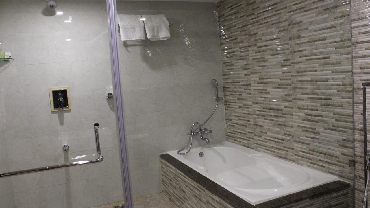 Hotel Ajantha Evergreen Vijayawāda Esterno foto
