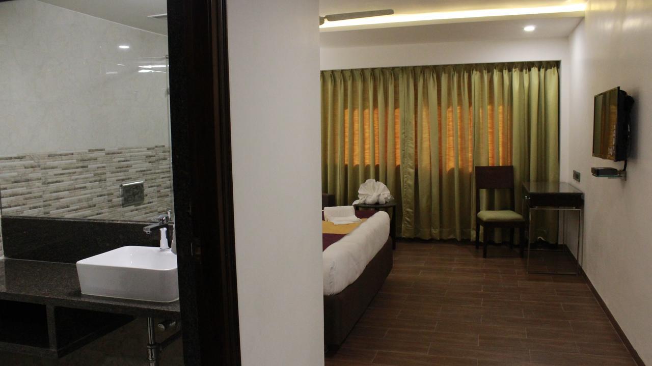 Hotel Ajantha Evergreen Vijayawāda Esterno foto