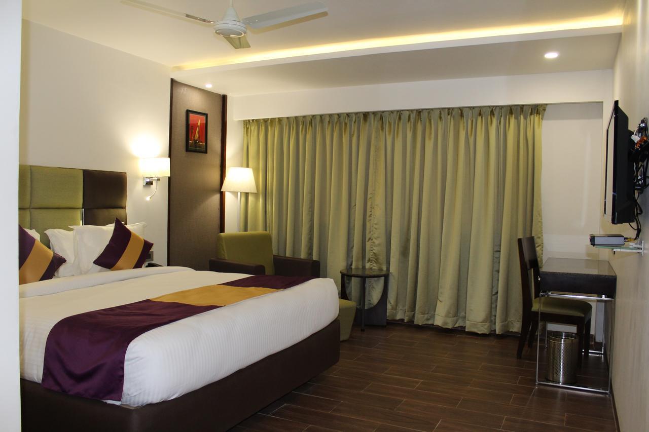 Hotel Ajantha Evergreen Vijayawāda Esterno foto