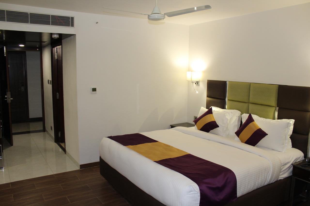 Hotel Ajantha Evergreen Vijayawāda Esterno foto
