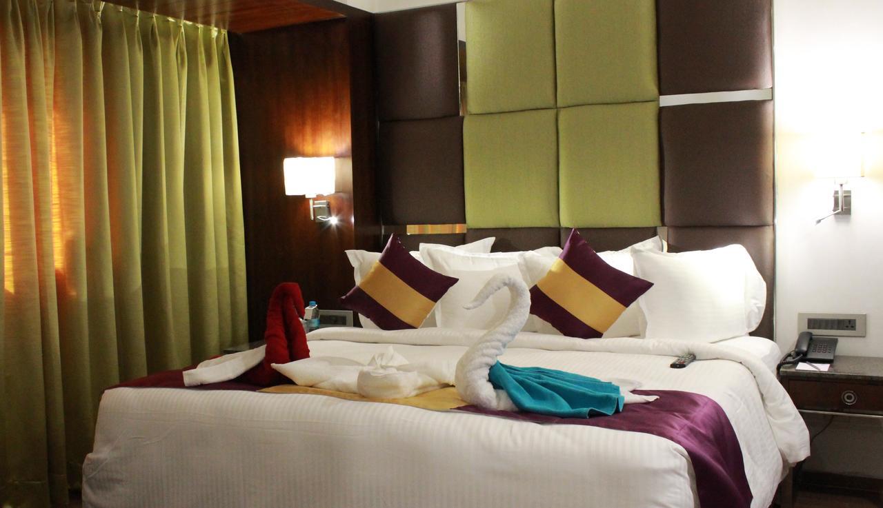 Hotel Ajantha Evergreen Vijayawāda Esterno foto